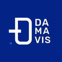 Logo de damavis, con las letras blancas y el fondo azul eléctrico